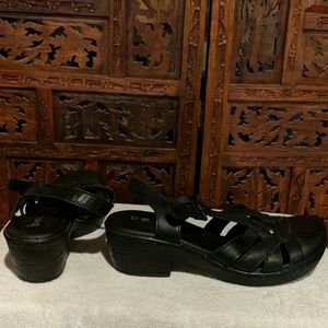 Boc strappy black clogs